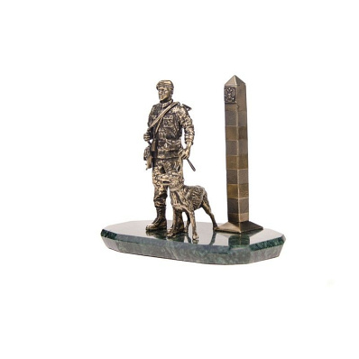 "Пограничник" (17см.) фигура из бронзы на камне
