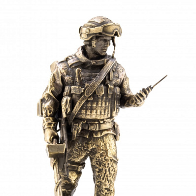 "Инженер военный" (17см.) фигура из бронзы на камне