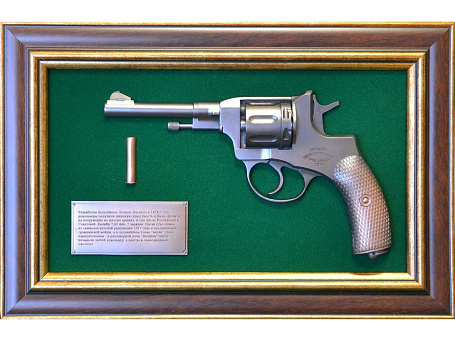 Панно с пистолетом "Наган" 37х25 см