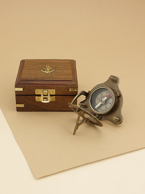 Морской компас в деревянном футляре, Ø8 см.