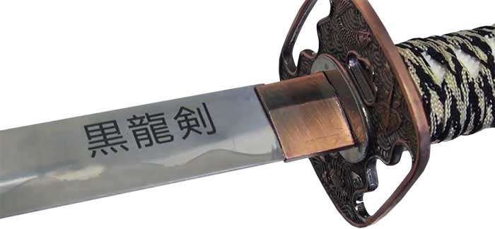 гравировка на клинке самурайского меча, катана