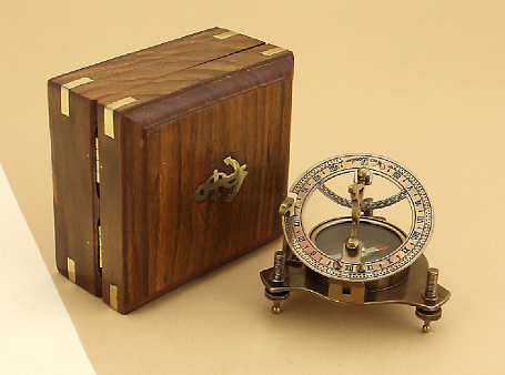 Морской компас в деревянном футляре, Ø8 см.